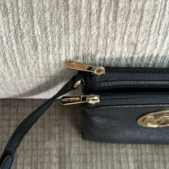 Michael Kors 8 x 6 black triple pouched snap closure Crossbody bag - Picture 10 of 12